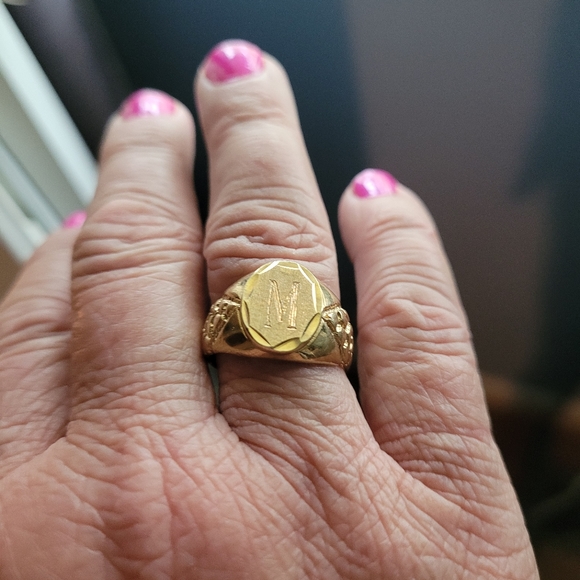Signet mens initial "M" 10 kt. gold nugget ring - Picture 3 of 17
